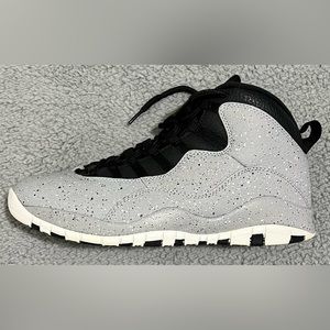 Jordan 10 Retro
Cement 10 !

Size 11  - Men